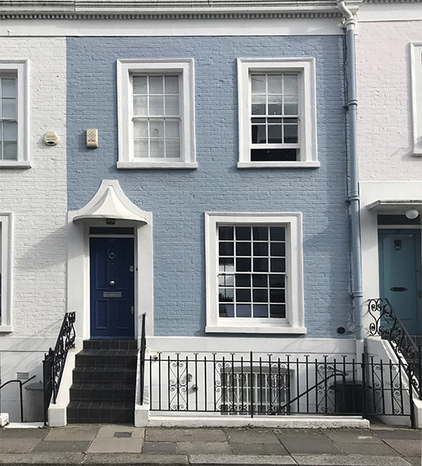 casa pequena exterior pintado de azul grisaseo Paredes