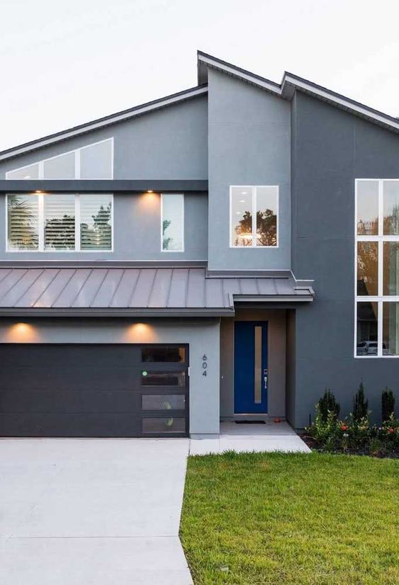 Casa con fachada gris azulado claro y gris azulado oscuro