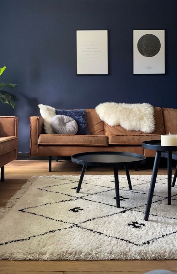 Paredes azules con sillones marrones