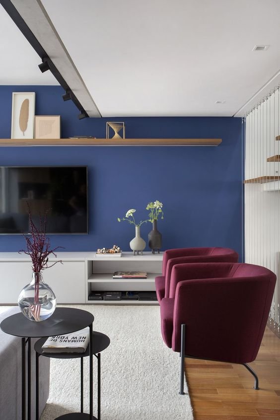 Paredes azules con sillones violeta o purpura