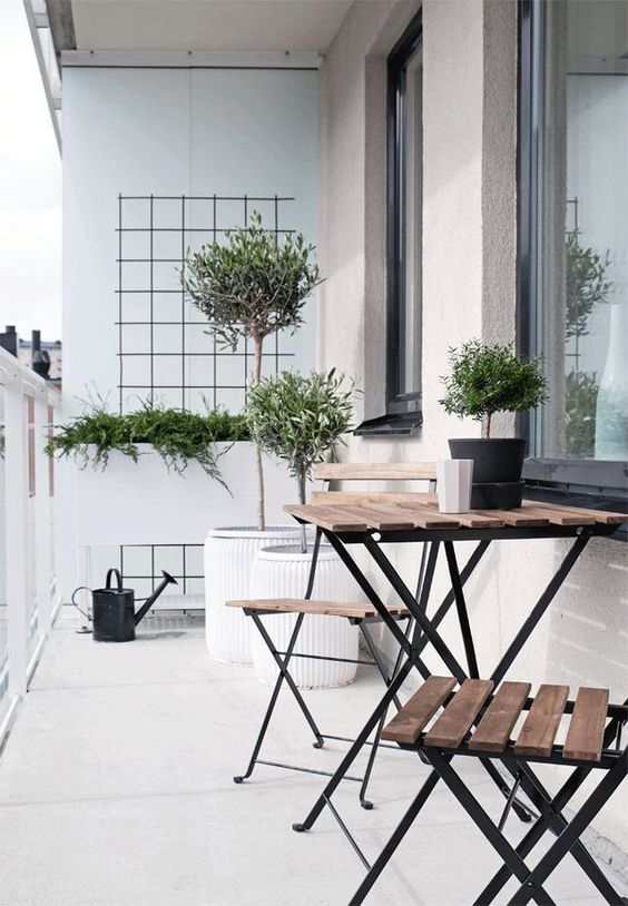 balcon minimalista moderno con mesa y sillas