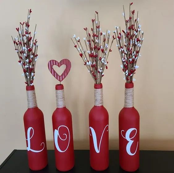 centro de mesa para san valentin con botellas rojas