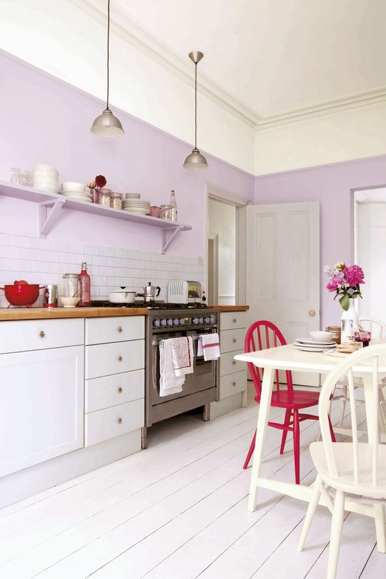 cocina con pared lila