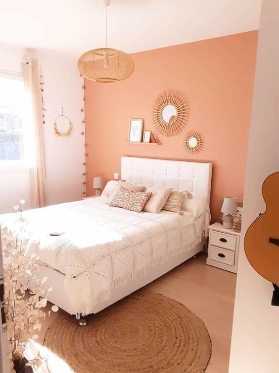 dormitorio con pared rosa coral