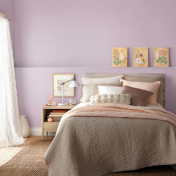 dormitorio con paredes color lila