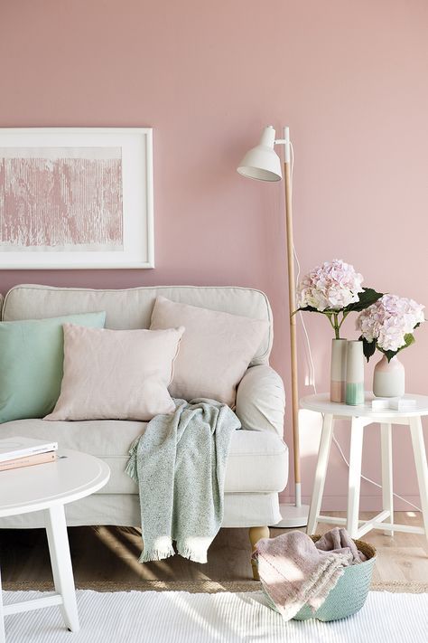 dormitorio con paredes pintadas de rosa chic