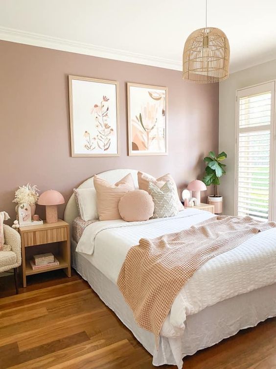 dormitorio con paredes rosas