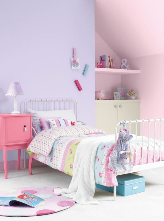 paredes lilas y deco rosa
