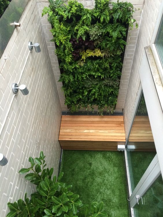 patios internos pequenos con jardin vertical