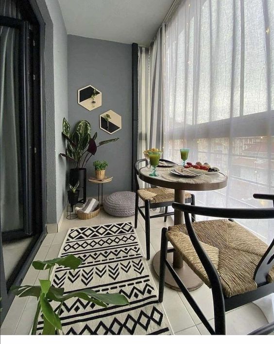 pequeno balcon moderno cerrado con cortinas