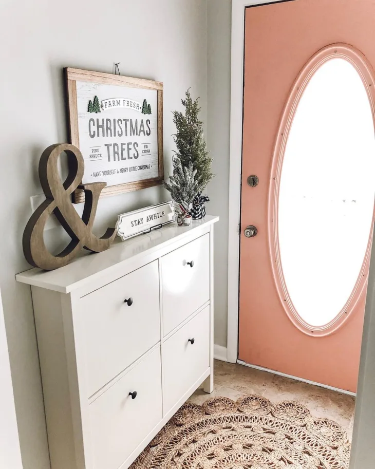 recibidor de casas pequenas con mueble fino