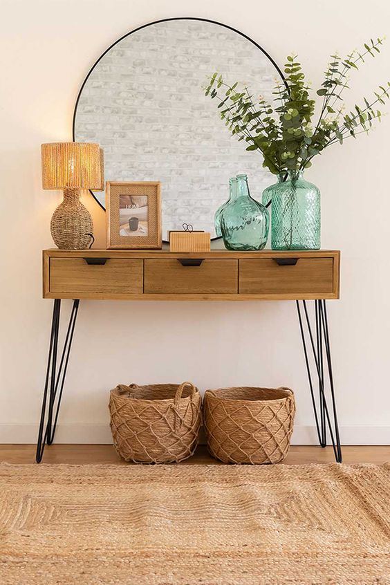 recibidor minimalista moderno con mueble vintage