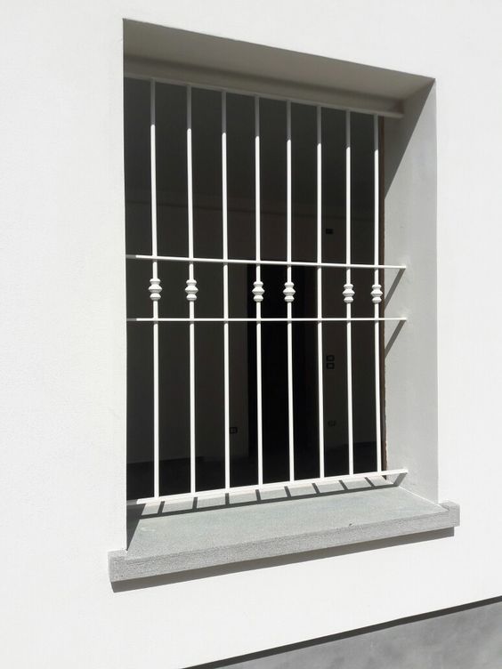 rejas blancas con barras verticales para ventanas