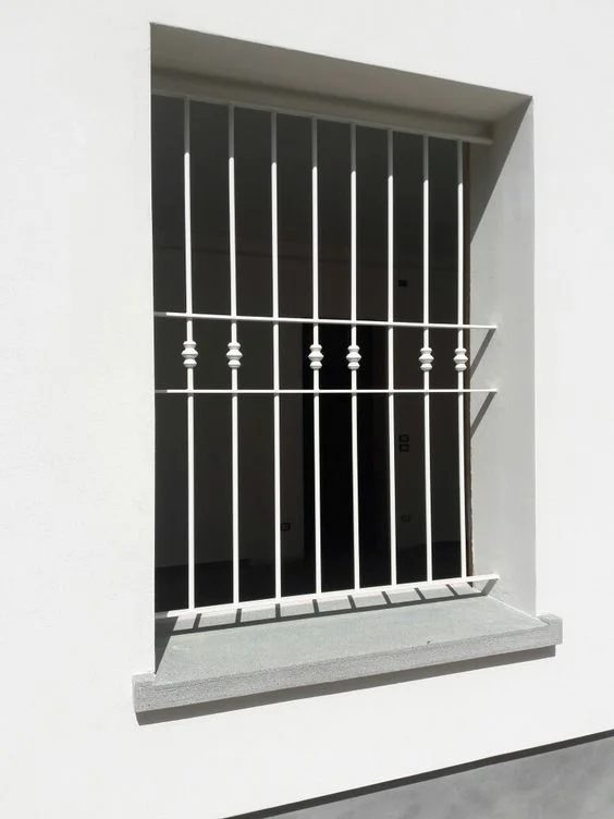 rejas blancas con barras verticales para ventanas