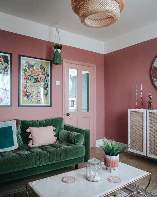 sala de estar con paredes rosas y verde