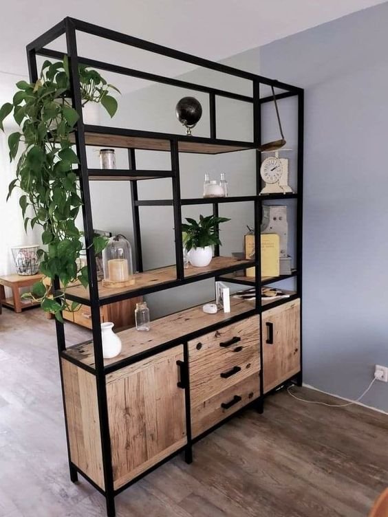 division con hierro y madera en recibidor
