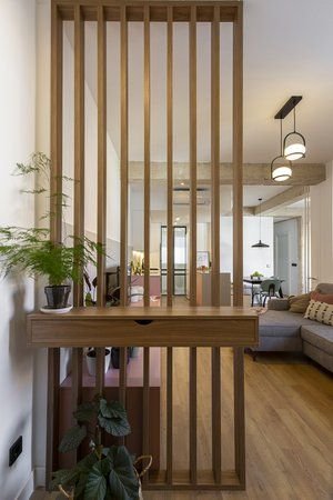 division con madera vertical en recibidor
