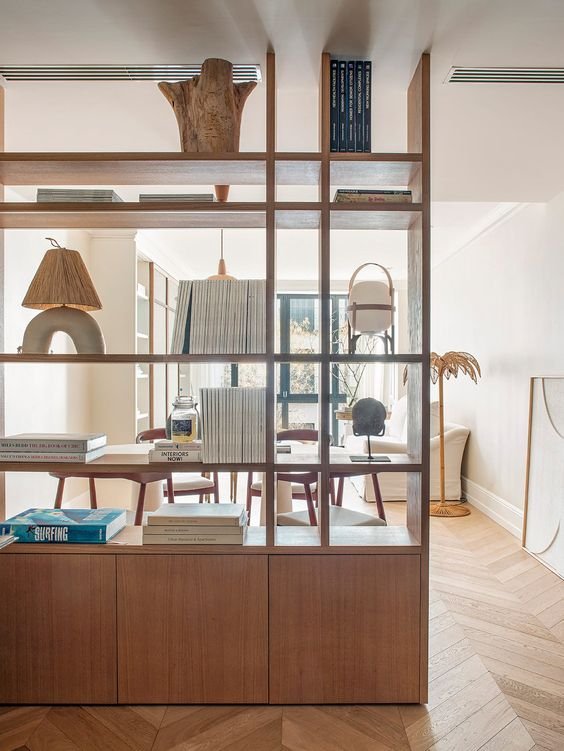 division de ambientes con biblioteca de madera