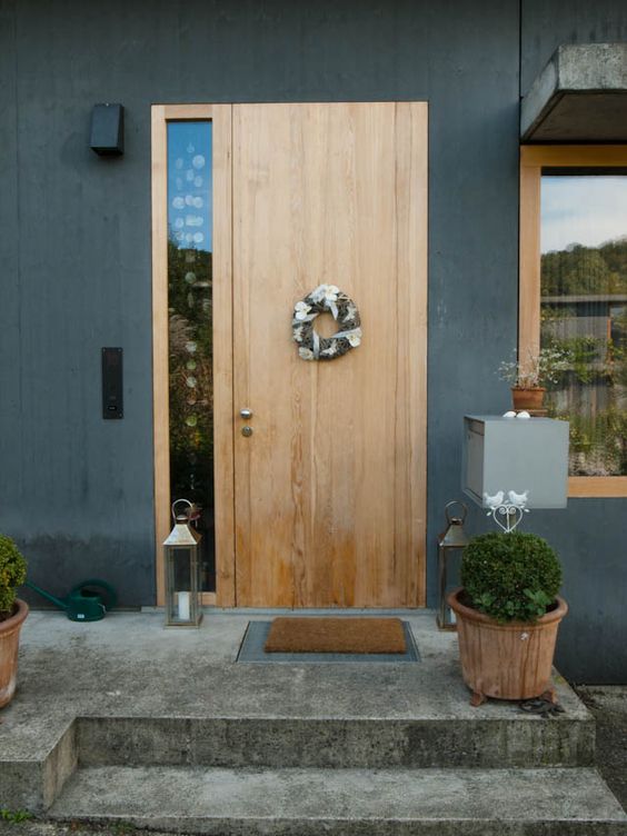 puertas de entrada simples y minimalistas de madera