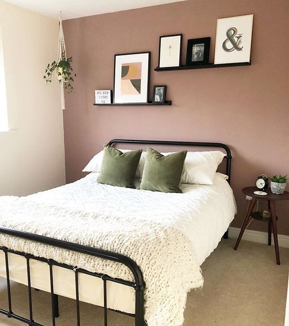 Dormitorio con paredes pintadas beige y malva