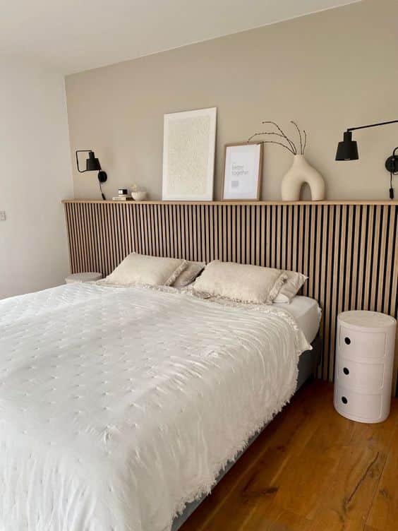 Dormitorio con paredes pintadas blanco y beige
