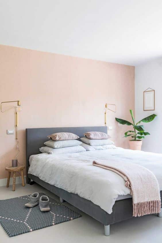 Dormitorio con paredes pintadas blanco y rosa