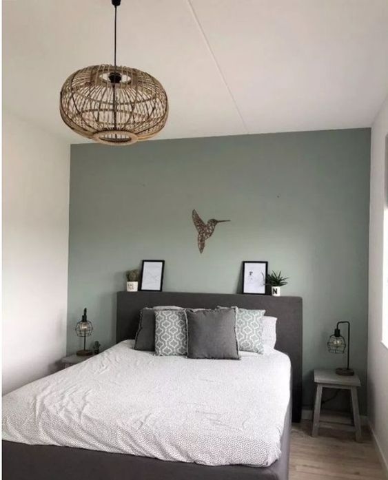Dormitorio con paredes pintadas verde salvia y blanco