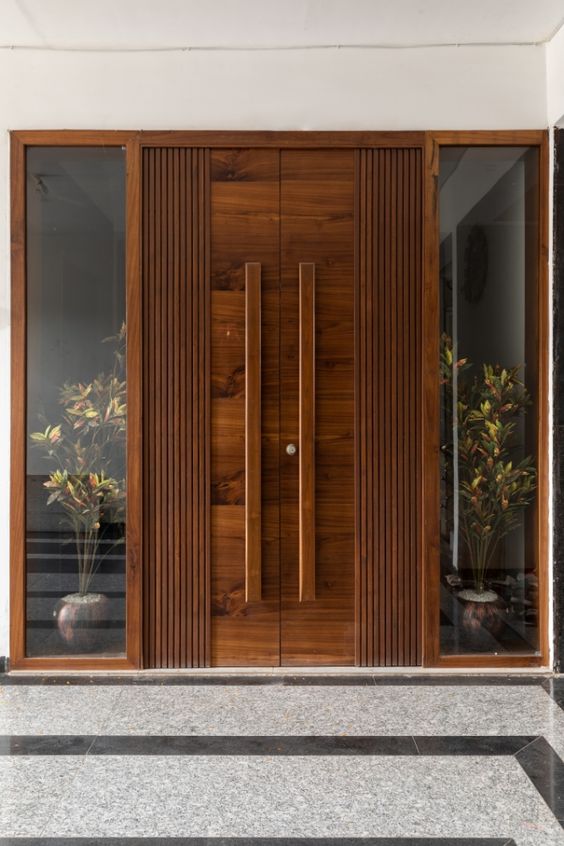 Puerta de entrada doble de madera