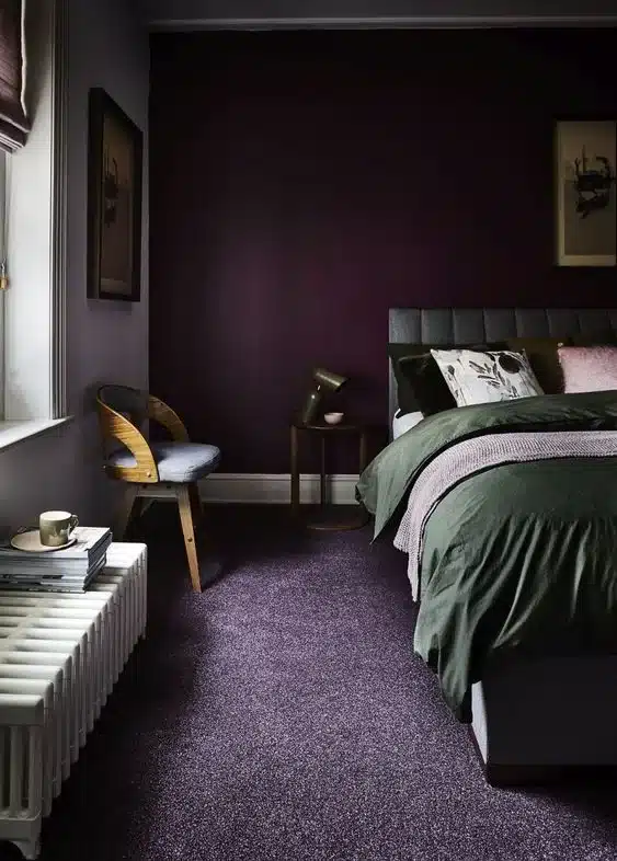 Dormitorio con pared morada