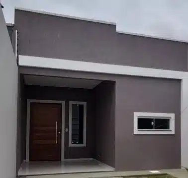 Fachada de casa pequeña en gris y blanco