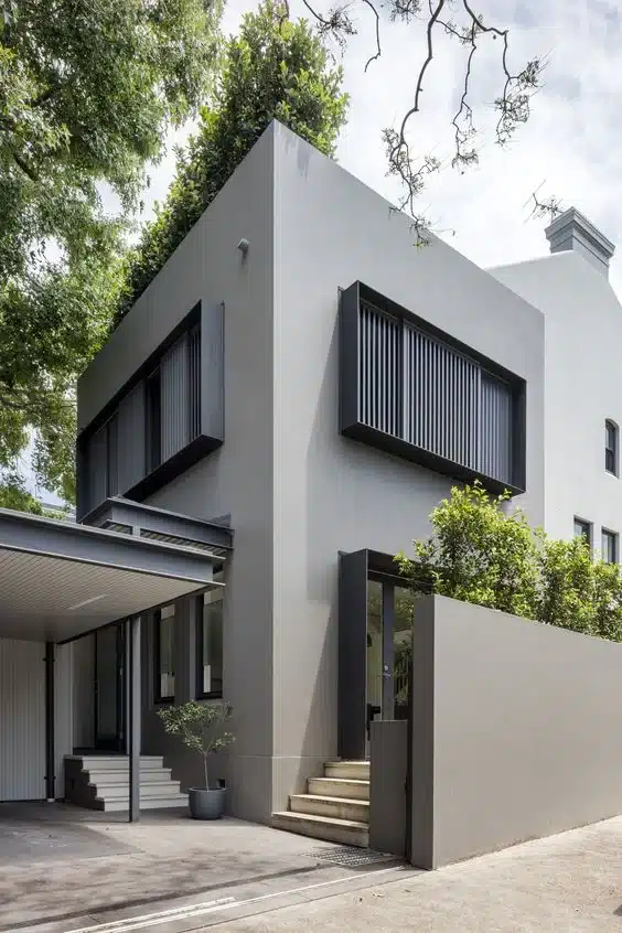 Fachada de casa pequeña en gris y negro