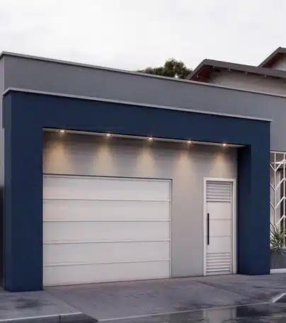 Fachada de casa pequeña en grsi claro y azul