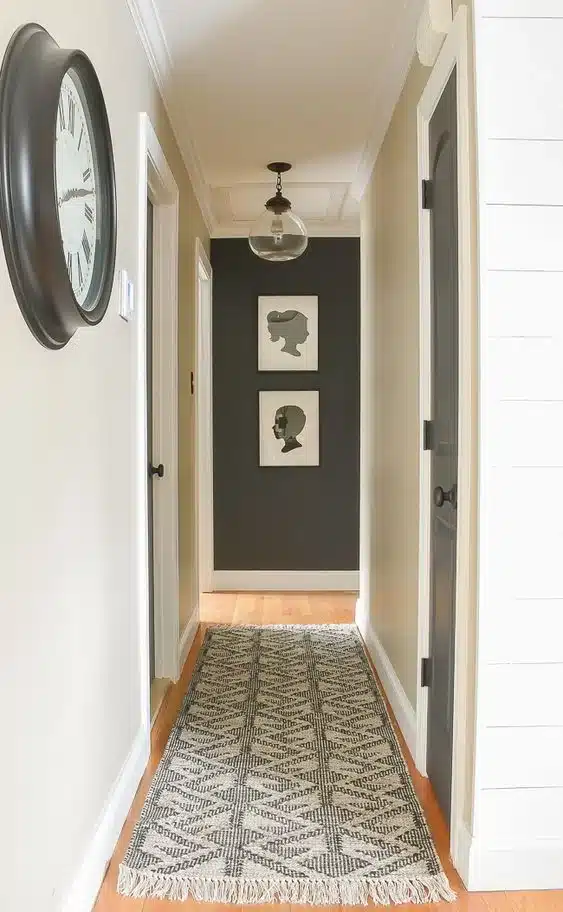 Pasillo pared crema con gris oscuro
