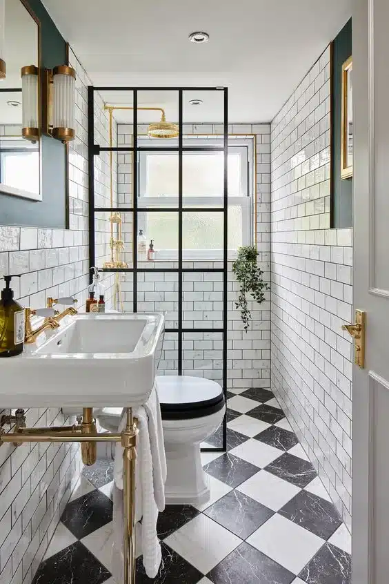 Baño pequeño con piso ajedrez en blanco y negro