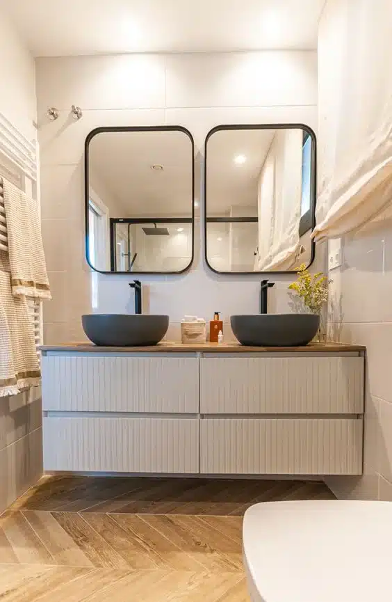 Baño pequeño con piso espiga simil madera