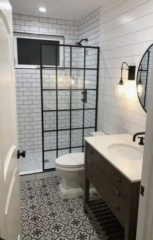 Baño pequeño con piso estampa marroqui en blanco y negro