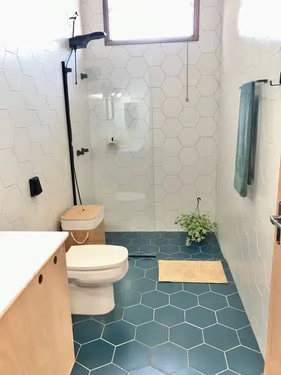 Baño pequeño con piso hexagonal azul verdoso