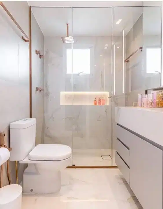 Baño pequeño con piso simil marmol