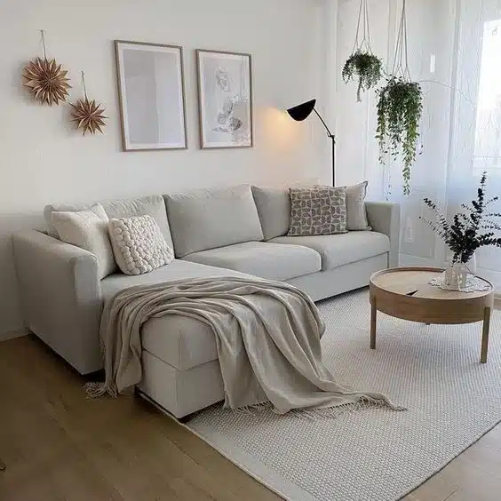 Pared de sofa con cuadros