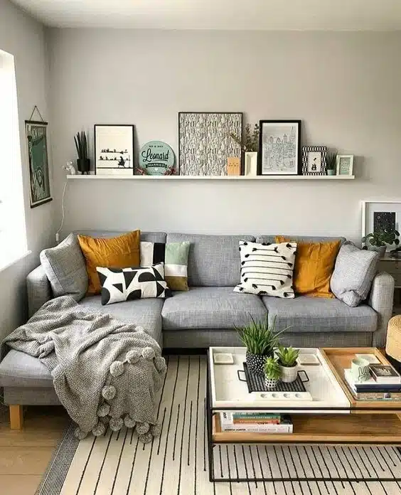 Pared de sofa con repisa flotante