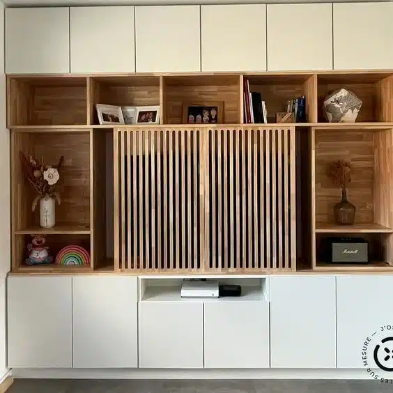 Sala de tv pequeña con tele oculta
