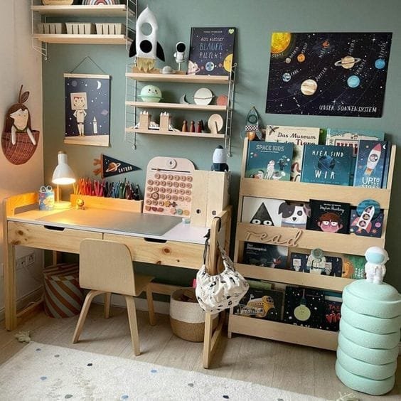 escritorio y estantes en habitacion infantil pequeña
