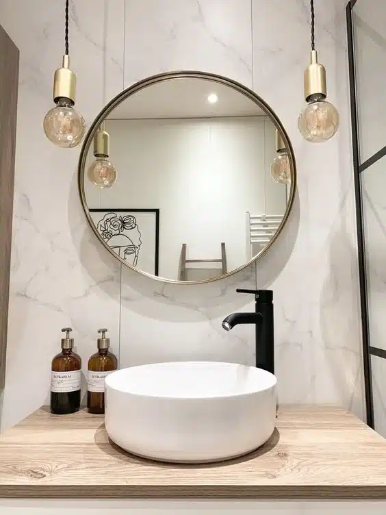 lamparas colgantes en baño pequeño