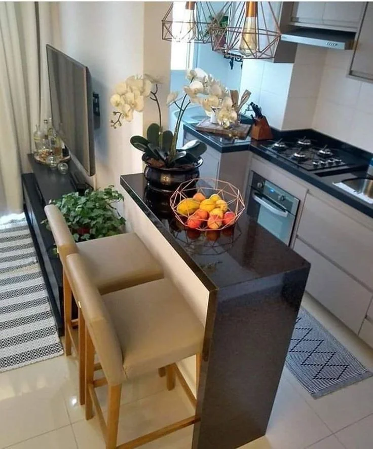 Cocina gris claro revestimiento blanco mesada negra
