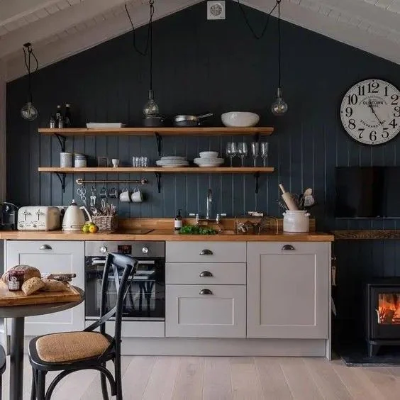 Cocina gris claro revestimiento negro mesada madera