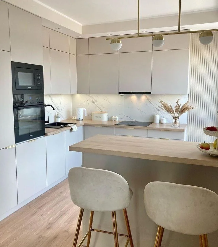 Cocina gris claro revestimiento simil marmol y mesada de madera
