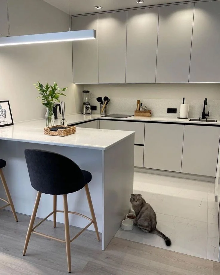 Cocina gris claro revestimiento y mesada blancos