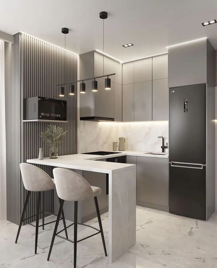 Cocina gris claro revestimiento y mesada simil marmol