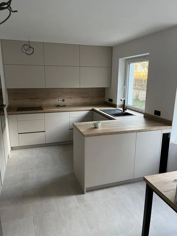 Cocina pequeña gris claro con revestimiento simil madera