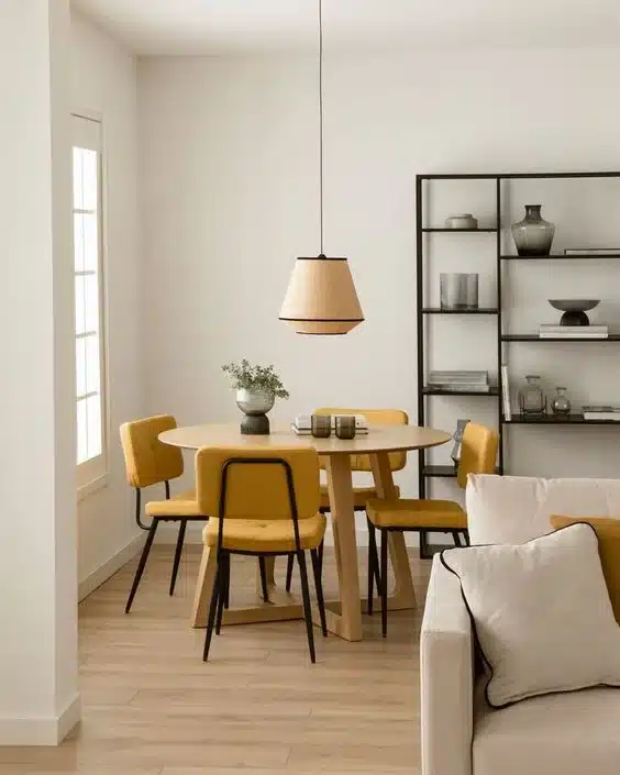 Comedor con pared marfil y sillas amarillas